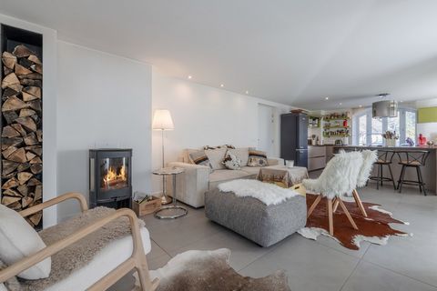 Discover this charming 3 bedroom apartment, generously sized at 96.1 m2, in the heart of the Griaz area of Les Houches, close to all amenities. Ideally located on the garden level, the apartment offers lovely views of the surrounding mountains. Compl...
