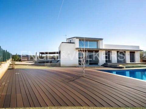 Nestled in the quiet and picturesque surroundings of Vilobí d'Onyar, this contemporary house offers a unique living experience in a residential development. Set amongst extensive fields and with exceptional panoramic views, this property captures the...