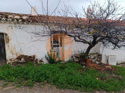 Two ruins in the center of Aldeia da Corte do Gago in Castro Marim - Algarve. A ruin with 29 m2 of covered area. Another ruin with 221 m2 of total area and 70 m2 of covered area. Possibility of building a house with garage. Located in a picturesque v...