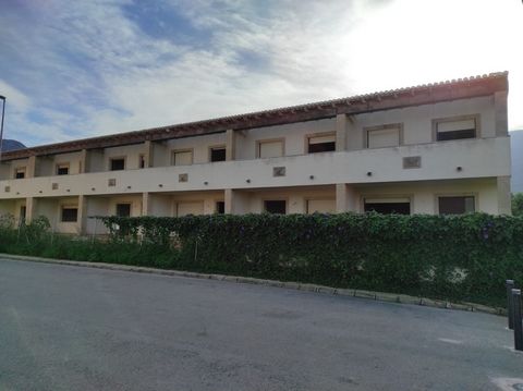 Excellent opportunity to acquire this WIP'S under construction. It is a development with paralyzed work on land of 1406m², for a set of 10 semi-detached houses of 2 floors above ground and 1 semi-basement floor. All the homes are distributed in a gar...