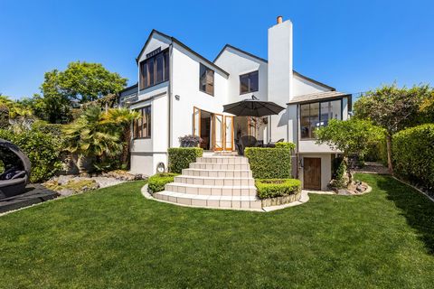 This Remuera residence is so much more than meets the eye. The reveal when you walk through the door is such a wow moment, from the double height vaulted ceiling to the bespoke Morris and James tiled floors and burnished plaster wall finishes. The pe...