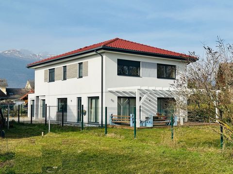 In st genis pouilly, close to the customs, kubus house of 267m2 useful for 246 m2 of living space, close to schools and 10 minutes from Cern and the customs of Meyrin.Comprising: on the ground floor: spacious entrance with cupboard, bright living roo...