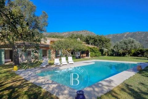 On the heights of Saint-Clair in Le Lavandou, in a quiet location, nestled on a lovely 27,125 sq ft flat plot, beautiful house with the timeless charm of a Provencal farmhouse. On one level, it features an entrance hall, a living room with fireplace ...