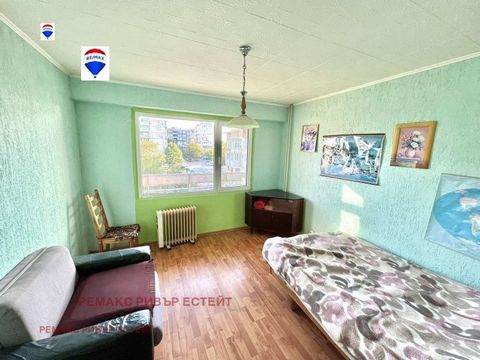 RE/MAX is pleased to present a three-bedroom apartment in Druzhba 3 district. The property has an area of 101 sq.m. with completely replaced PVC joinery, the flooring is terracotta and laminate. The exposure is north - south, with internal insulation...