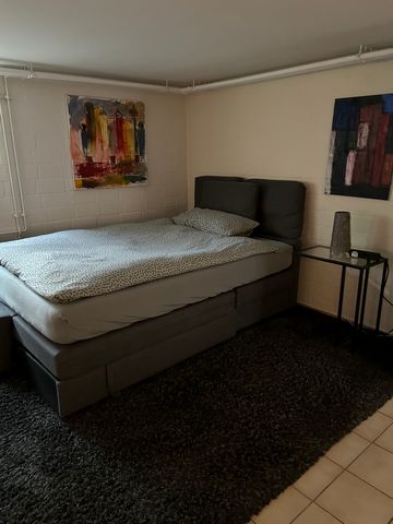 In the basement located 1 room flat compl. equipped. Fast fibre optic connection. Kitchen, large bathroom with shower and bathtub. Own terrace. Directly on the Mittelland Canal and close to the Marina Bortfeld quietly located basement flat with terra...