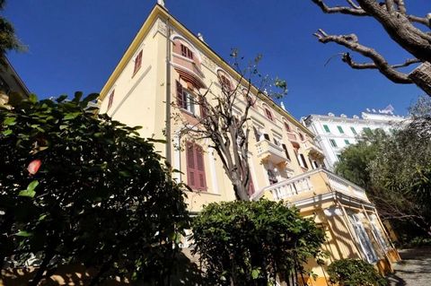 Corso Imperatrice the most elegant and sought-after area of Sanremo, superb large apartment on the 1st floor of an elegant villa from the beginning of the 20th century, This 4-room apartment completely renovated with refined finishes enjoys a magnifi...