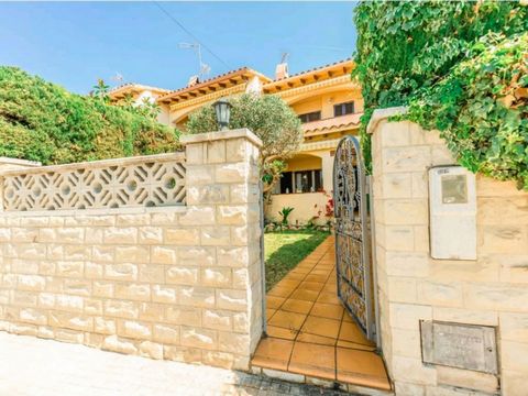  In the beautiful town of Roda de Barà, you will find this spectacular semi-detached house for sale that you cannot miss. With a formal and elegant style, this property offers all the amenities you need to enjoy a quiet life full of comfort.With an i...