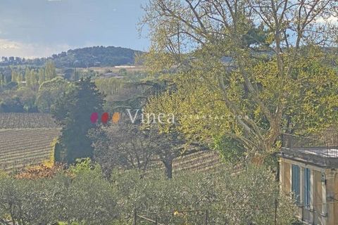 Wine-growing estate surrounded by woods and vines. Wine-growing property on 45 ha in the heart of the countryside in a sought-after area. 18th century Aix Bastide of approx. 700 m², in a dominant position, on 3 levels. Flat with independent access co...