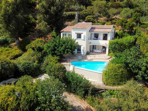 Rayol-Canadel-Sur-Mer, property with beautiful sea view, ideal orientation and privileged location in a peaceful setting close to the Canadel beach. The property, which needs some renovations, has a surface area of around 178 m2, faces due south and ...