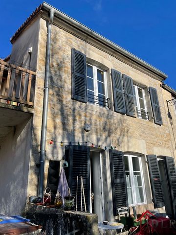 Near LONS LE SAUNIER - Voiteur Sector - Village with all amenities. Investment building consisting of 4 Apartments: Two in the DRC, Type II of 45 M2 and Type III of 76 M2. Upstairs, two duplex apartments, a Type III of 80 M2 and a Type IV of 127 M2. ...