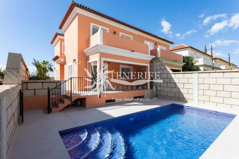 Magnificent semi-detached villa located in the El Madroñal urbanization, in a very quiet residential area with easy accessibility to all services and amenities, five minutes from the X-Sur and Siam Mall shopping centers, the leisure areas of Las Amer...