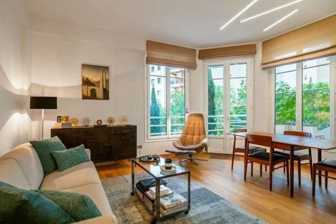 Jardin Exotique, in a bourgeois building with concierge charming 2-room flat with a living space of 50 sqm and 20 sqm of terrace and veranda. Located on the ground floor, it is completely renovated with quality materials and very bright by its southe...