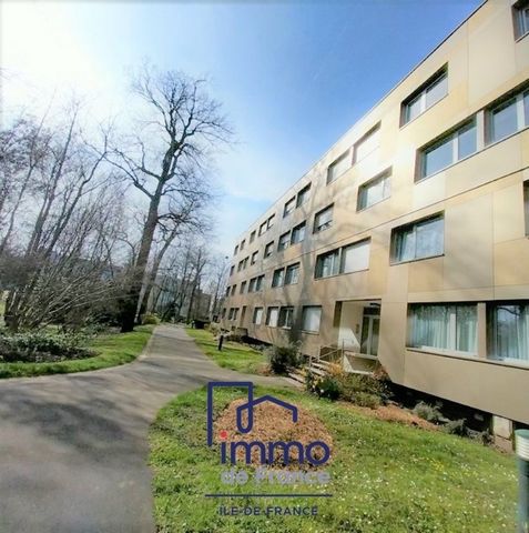 En EXCLUSIVITE chez IMMO DE FRANCE vous propose cet appartement T2 de 47,87 m2, proche CENTRE VILLE ,situé au parc de L'AULNAY dans un cadre arboré de 11 hectares, clôture et calme, à 2 minutes à pied de la Gare de Vaires, ligne P, proche écoles, pro...