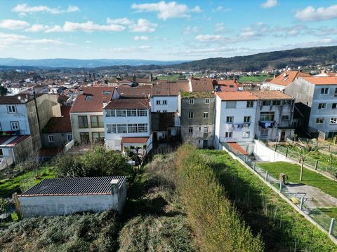 The following plot is located in the centre of Santiago de Compostela, the price includes the project for the construction of a three-storey house with garage and garden, the demolition licence and the building licence, which has already been approve...