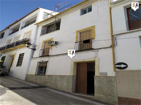 Esta típica casa adosada andaluza de 183m2 con vistas al lago en Iznájar, en la provincia de Córdoba, Andalucía, España, se encuentra en el centro de esta maravillosa ciudad, a poca distancia de todos los servicios locales, incluyendo tiendas, bares,...