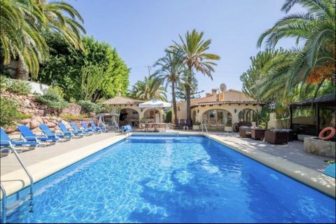Traditional Villa located in a quiet area of Moraira/Teulada within close proximity of 1,6 km to the next beach de l’Ampolla and also not far away from supermarkets, pharmacy, restaurants etc. This 2 storey Villa on a flat plot offers with total 9 be...
