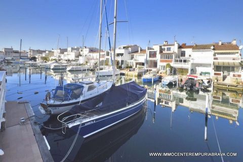 Beautiful renovated fisherman's house with mooring of 9.50 meters x 4.50 meters located before the bridges, and a few steps from the beach in a quiet and residential area. This property consists of a parking space in front of the garage as well as a ...