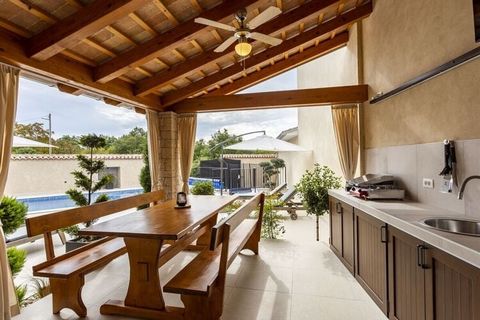 Villa Menigo has a large heated pool and a covered terrace with dining table and barbecue. The interior is beautifully decorated. Three bedrooms with private bathrooms and air conditioning. On the first floor there is another bathroom and a room with...