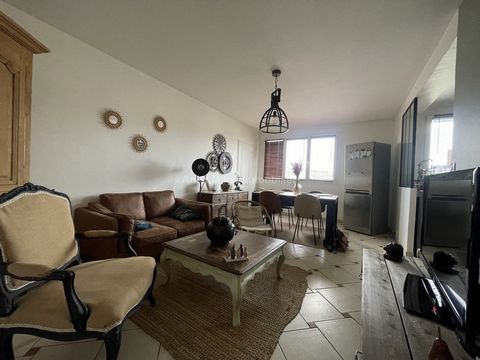 ANNE MANO Immobilier offers you in Château-Thierry schools and shops on foot, this apartment located on the 2nd floor it consists of an entrance with pantry, a fitted and equipped kitchen open to the living room and a bedroom. A corridor with cupboar...