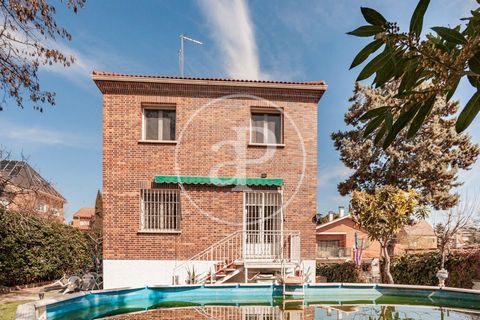 DETACHED VILLA WITH TERRACE, GARDEN AND GARAGE Apropierties presents this villa of 257m2 on a magnificent plot of 630 m2, distributed over three floors. It is located in the north area, a well connected and quiet area.  Upon entering the house, the m...