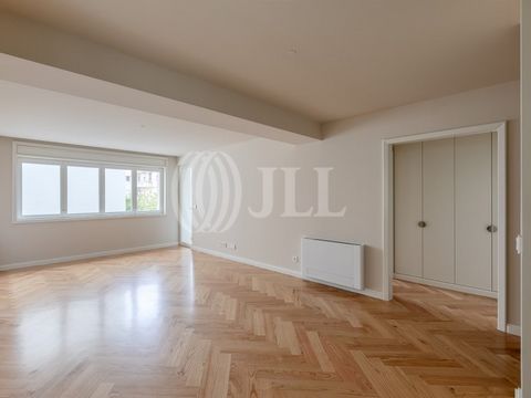 1-bedroom apartment, new, 72 sqm (gross floor area), with parking, balcony and storage room, in the Edifício Emporium, in Rua Sá da Bandeira, Porto. This apartment, in a building from the 1930s, fully rehabilitated and adapted to the current needs an...