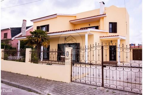 Stunning 4 bedroom detached villa, situated in the beating heart of Fernão Ferro, reveals itself as an oasis of luxury and comfort. Recently renovated, this villa radiates elegance and sophistication, with generous areas and a truly privileged locati...