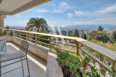 Cannes - 4-room reception apartment of 90 m2 located on the 6th floor in a residence located in the district of La Californie. Panoramic view of Cannes and the Lérins Islands. The apartment consists of a large living room with open kitchen, three en-...