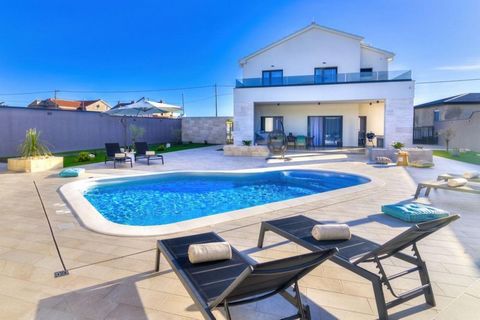 Villa with swimming pool in Novi Vinodolski just 800 meters from the beach. Villa is just completely demodelled and modernized in 2022. Total area is 302 sq.m. Land plot is 834 sq.m. The villa is spread over two floors. It contains four bedrooms, eac...