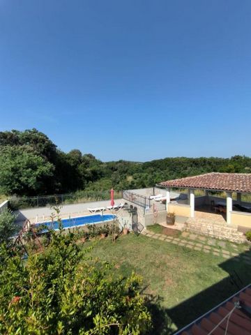 Apartment house in a quiet and sought-after location in Pula area, Veli Vhr, 2 km from the sea! An apartment house with a swimming pool is for sale in a quiet location near beaches and other facilities. Located in a quiet street surrounded by greener...