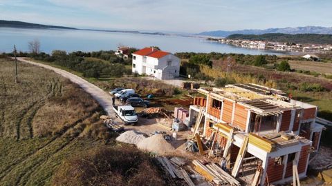 Nur 100 Meter vom Meer entfernt, in einem bezaubernden Ort in der Nähe von Zadar, etwa 15 km entfernt, befindet sich derzeit eine moderne Villa im Bau. Diese stilvolle Residenz umfasst beeindruckende 300 m2 Wohnfläche, eingebettet auf einem großzügig...