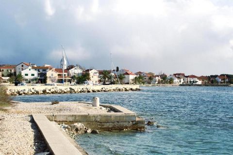 Eingebettet in einer außergewöhnlichen Lage, nur einen Steinwurf vom idyllischen Strand entfernt, zwischen den geschichtsträchtigen Städten Zadar und Nin, lockt dieses Apartmenthaus mit 7 Apartments und potenziellem Restaurant mit einem Reiz, der übe...