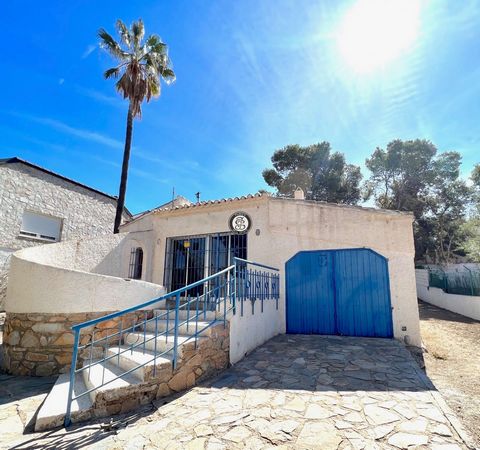 Located in . This could be a beautiful property which is located in the prestige area of El Limonar , Isla Plana. This detached villa is tired and needs a face lift ! It is set on a totally fenced off plot of 681m2. The property consists of a front v...