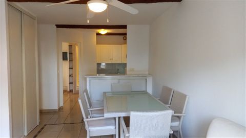 In Saint-Raphaël, real estate purchase to save tax with this one-bedroom apartment. The interior consists of a bedroom, a bathroom, a kitchen area and a 20m2 lounge area. Its habitable interior surface area is approximately 43.6m2, or 44m2 according ...