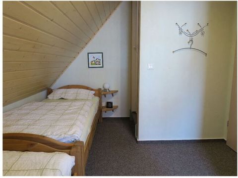 The holiday home is located at Jollenweg 5b, in a quiet residential area (dead end), in Norddeich, approx. 800 meters from the beach. Seniors and families alike feel comfortable in our house. Since we are allergy-friendly, pets are not allowed. In ad...