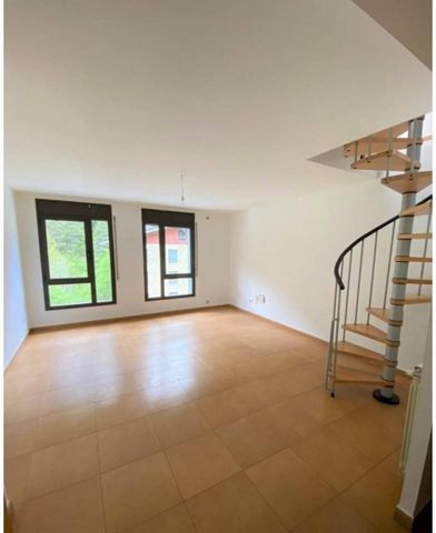 Apartment for sale in La Massana, very bright and sunny. It has an area of ​​85m2 + mezzanine of about 15m2 connected by a spiral staircase. It is distributed in an entrance hall, a large living room with a fully equipped open kitchen, 2 double bedro...