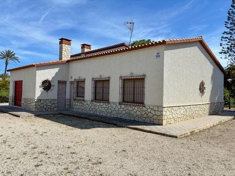 We present to you an exclusive property that combines the serenity of a natural setting with the convenience of a strategic location near the major urban centers of Alicante, Elche, and Santa Pola. This villa, situated just 250 meters from the Elche ...
