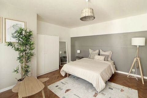Welcome to Saint-Denis! This is where a 19 m² masterbedroom awaits you: a bedroom in a chic contemporary style, with touches of grey and beige. Light and airy, this room has a comfortable workspace and a superb relaxation area, perfect for reading a ...
