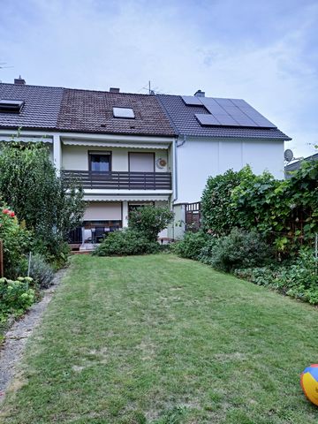 Well-maintained mid-terrace house in Augsburg-Haunstetten with 110 square metres of living space and private garden for sole use. Plot size 256 m. The house has 5 rooms, 3 of which are bedrooms. The bedrooms are fully furnished with bed, wardrobe and...