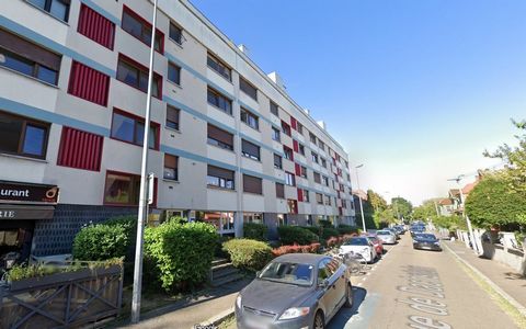 SCHILTIGHEIM, very well located close to transport and bright shops 4 rooms of 92.32 m2 of living space on the 2nd floor with a lift. This former doctor's office will seduce you with its many possibilities of redevelopment into a spacious 4-room apar...