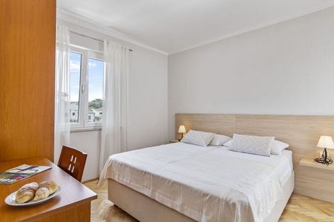 The apartment has 90m² for 4 + 2 people, two bedrooms and two bathrooms, TV satellite, kitchen, living room, two balconies, parking space and is equipped with WiFi, air conditioning, kitchen appliances (refrigerator, coffee maker, toaster, dishwasher...