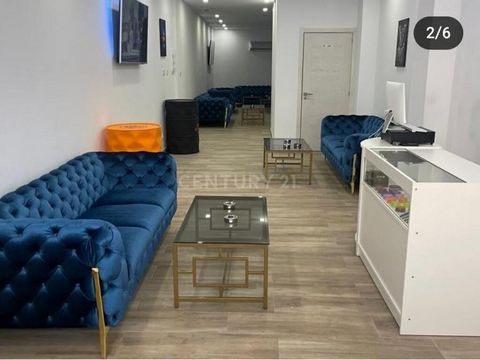 Commercial premises are transferred. Unique transfer opportunity in the vibrant marina of Fuengirola. This fully operational commercial premises, with an area of 93 square meters, has been completely renovated, offering a modern and attractive space ...