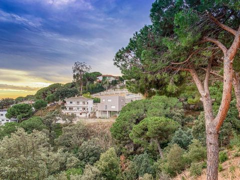 Einzigartige Gelegenheit in Sant Cebrià de Vallalta! Haus zum Verkauf zum Renovieren in bergiger Umgebung. Entdecken Sie das Haus Ihrer Träume auf einem Grundstück von 800m2 im Bau! In der malerischen Stadt Sant Cebrià de Vallalta gelegen, bietet sic...