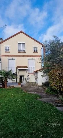 VOUSAMOI invites you to discover this magnificent detached old house of about 100 m² of living space, located in a residential area, close to schools, shops and transport. On the ground floor, you will find an entrance leading to a spacious living ro...