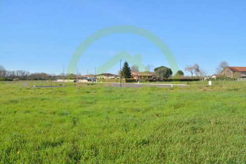 Laurent Gumula offers you this fully serviced plot of land of 976 m² in Bressol, lot number 10. Agency fees to be paid by the seller, mandate 31376. Fees paid by the seller, Laurent GUMULA: commercial real estate agent, tel: ... To visit and support ...