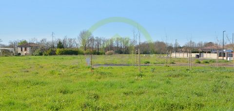 Laurent Gumula offers you this fully serviced plot of land of 951 m² in Bressol, lot number 5. Agency fees to be paid by the seller, mandate 31370. Fees paid by the seller, Laurent GUMULA: commercial real estate agent, tel: ... To visit and support y...