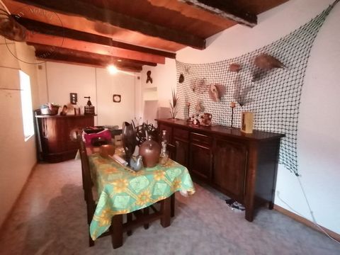 Maison de campagne dans un petit hameau sur Murat-sur-Vèbre. Idéal pour vos vacances et week-ends au grand air. Maison d'environ 115 m2, elle se compose d'une cuisine d'environ 20 m2 avec une cheminée, un séjour de 21 m2, un cellier de 16 m2, une sal...