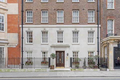 Situado a pocos minutos de Grosvenor Square en Mayfair, este apartamento lateral se encuentra en la planta baja de un hermoso edificio de época. El apartamento es la combinación perfecta de elegancia moderna y proporciones de época, complementado con...