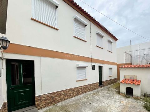 Cozy 3 bedroom villa ready to move in in the parish of Ribeirinha, very well located, with easy access to parish services. Consisting of 2 floors Floor 0 is distributed by entrance hall with 2 living rooms, bed room with built-in wardrobe, 2 bathroom...