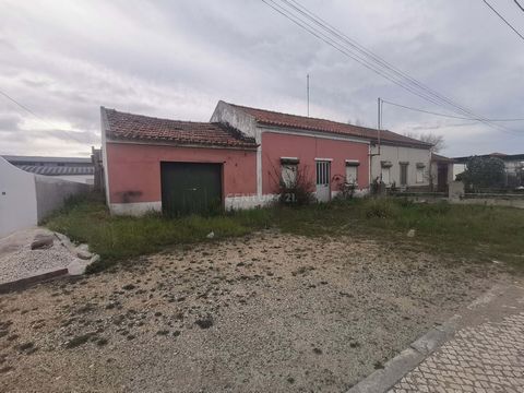 House 2 bedrooms for total refurbishment, located in LAVRADIO-ESTRADA DE TORNADA, with a total area of 200m2. Close to trade and services, good access to various points of tourist reference, about 15 minutes from the beach of Foz do Orelho, São Marti...