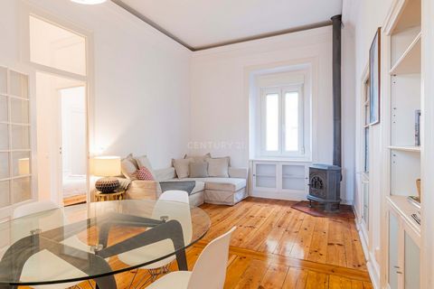 At Rua da Bombarda you will find this 3 bedroom flat fully furnished and equipped, with a view over Lisbon, you can enjoy a sunset on the balcony. With a high ceiling and tábua corrida floor, this charming flat has 3 bedrooms, fully equipped kitchen ...